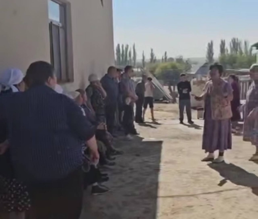 15-летняя девочка родила от пенсионера, который жил по-соседству