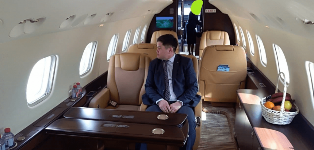 Журналист о VIP-самолетах: Нам запретили показывать народу, как роскошно живет кабмин РК