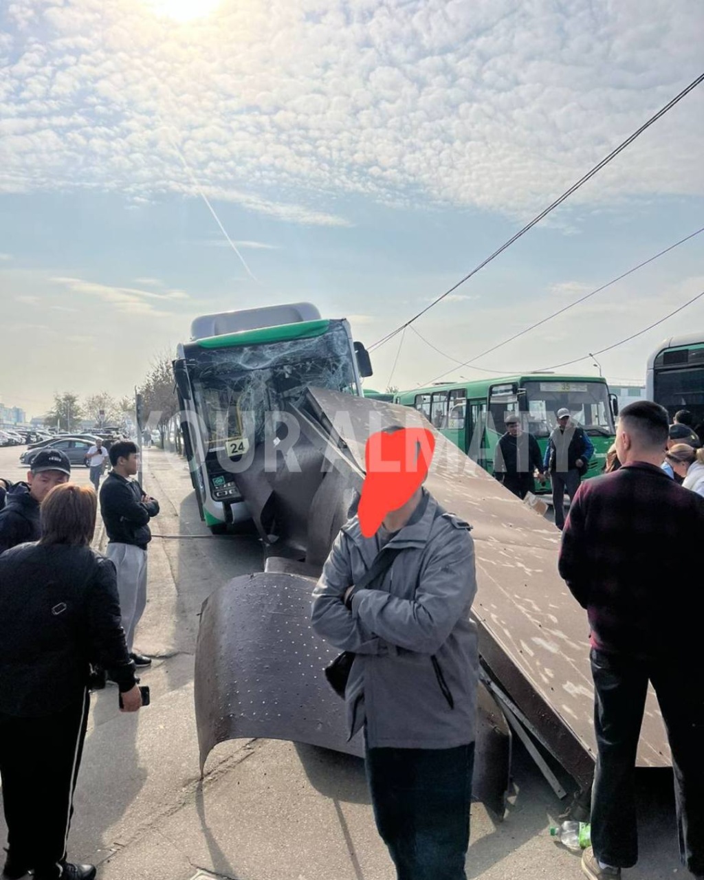 Автобус въехал в остановку в Алматы Автобус въехал в остановку в Алматы