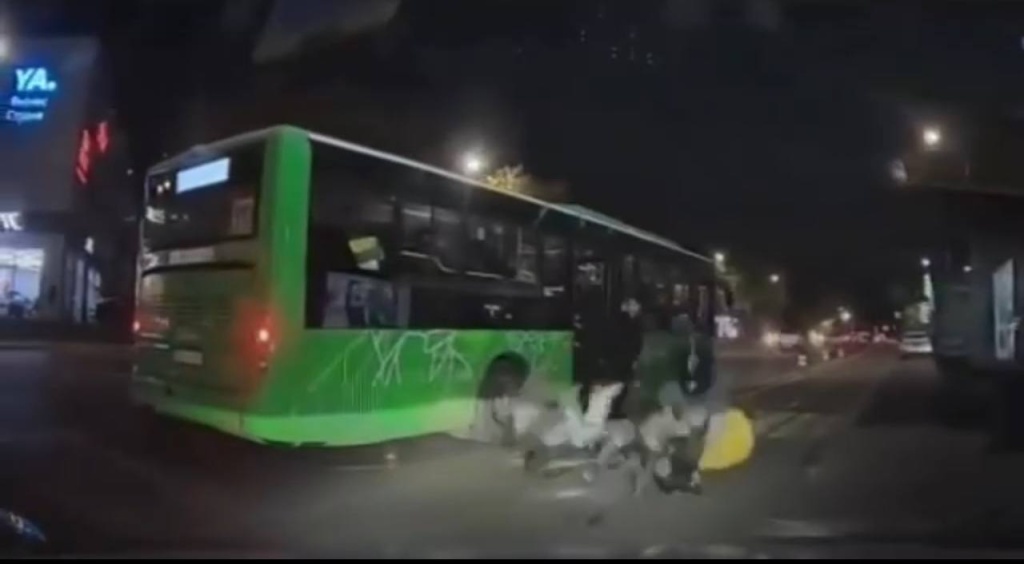 В Алматы курьер на электровелосипеде сбил девушку В Алматы курьер на электровелосипеде сбил девушку