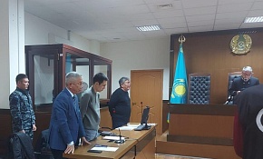 Скульптора признали виновным в гибели 7-летней девочки, которую придавило памятником в Атырау
