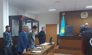 Скульптора признали виновным в гибели 7-летней девочки, которую придавило памятником в Атырау
