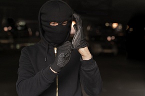 Трое мужчин в масках ограбили частный дом предпринимателя в Алматы