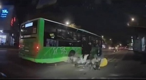 В Алматы курьер на электровелосипеде сбил девушку